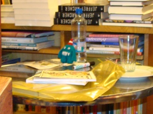 La mesa, unos plumones, una botella de agua y Olga, uno de sus personajes.